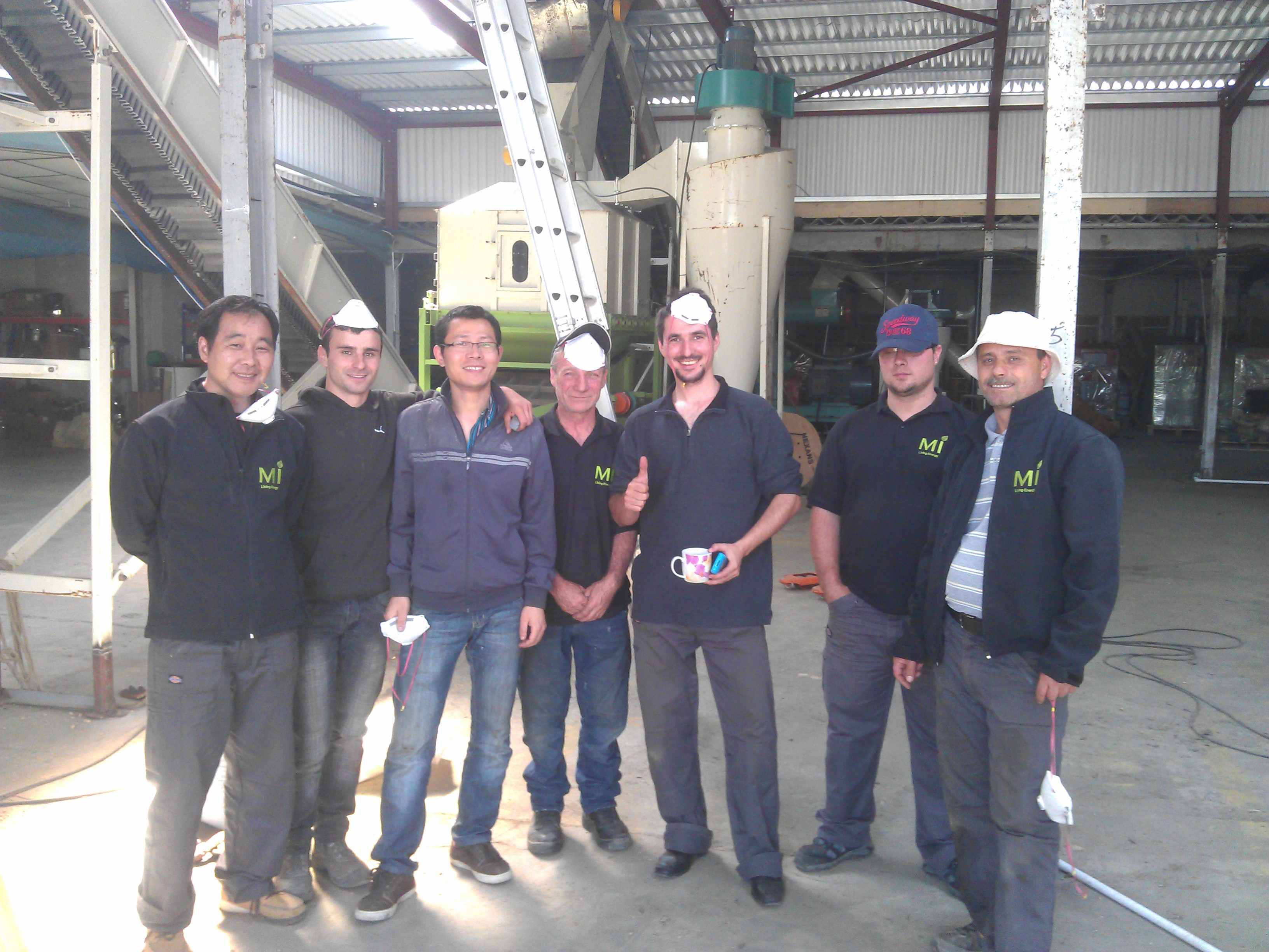 nuestros clientes y el ingeniero de la planta de pellets